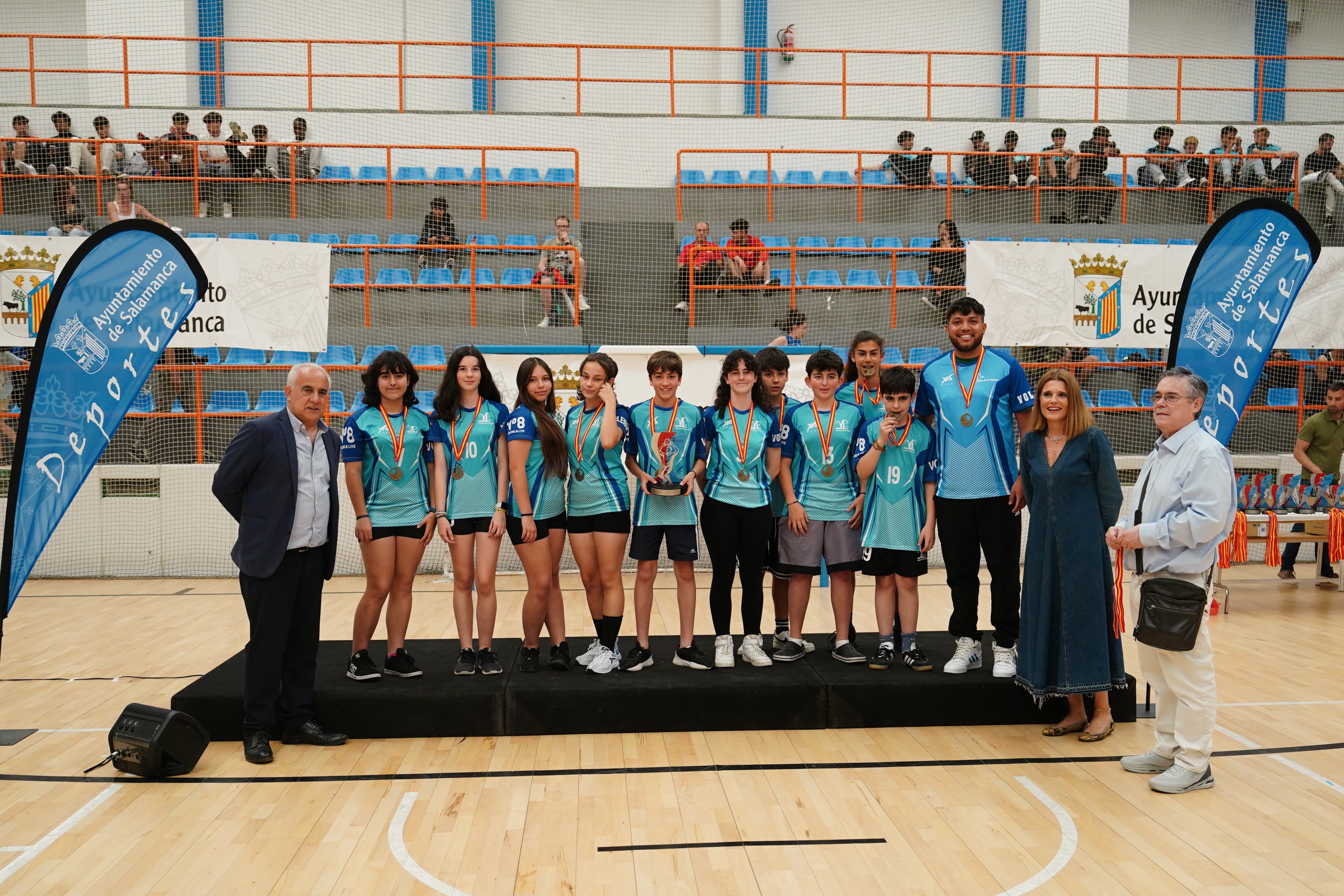 Entrega de trofeos y medallas a los mejores de los Juegos Escolares