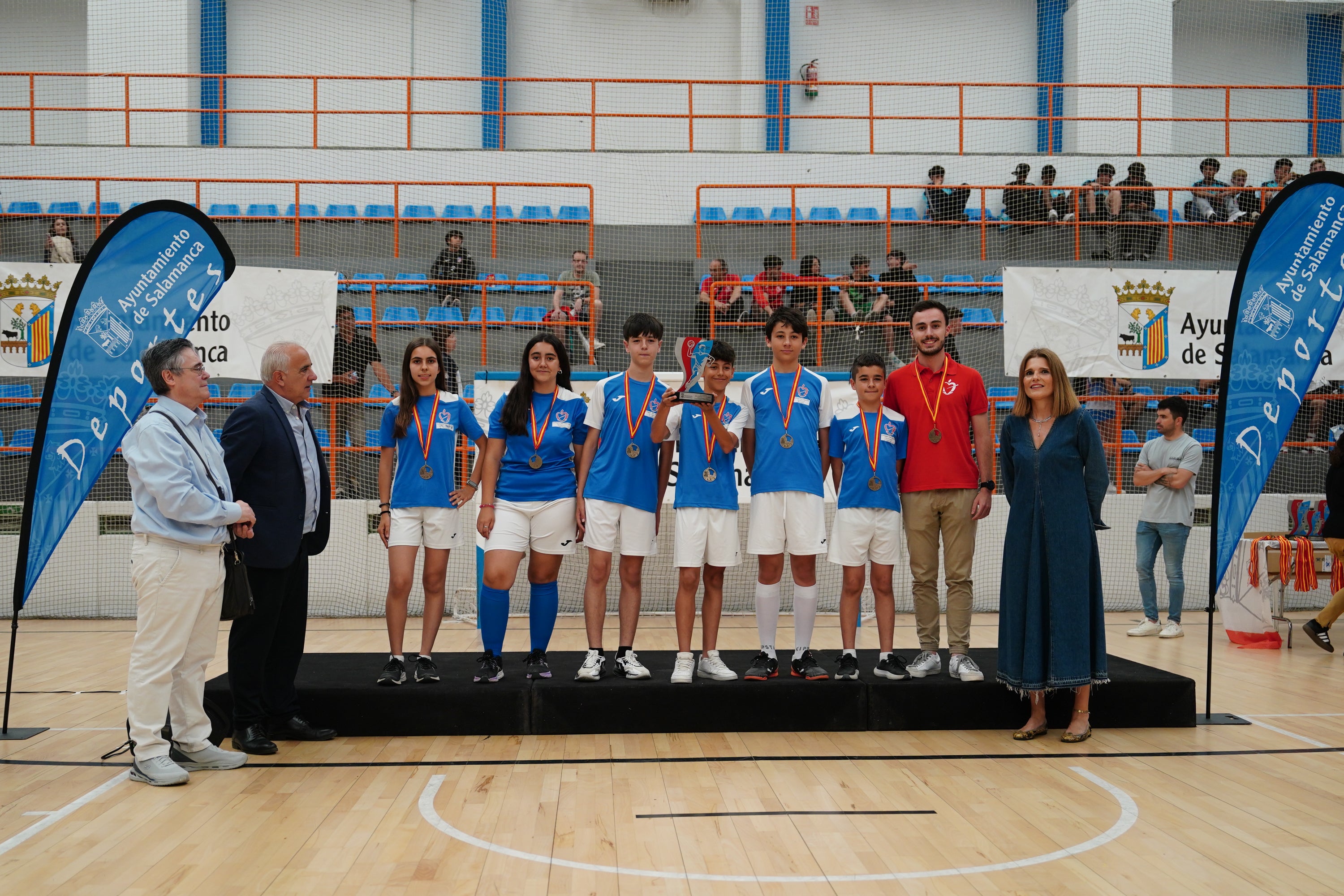 Entrega de trofeos y medallas a los mejores de los Juegos Escolares