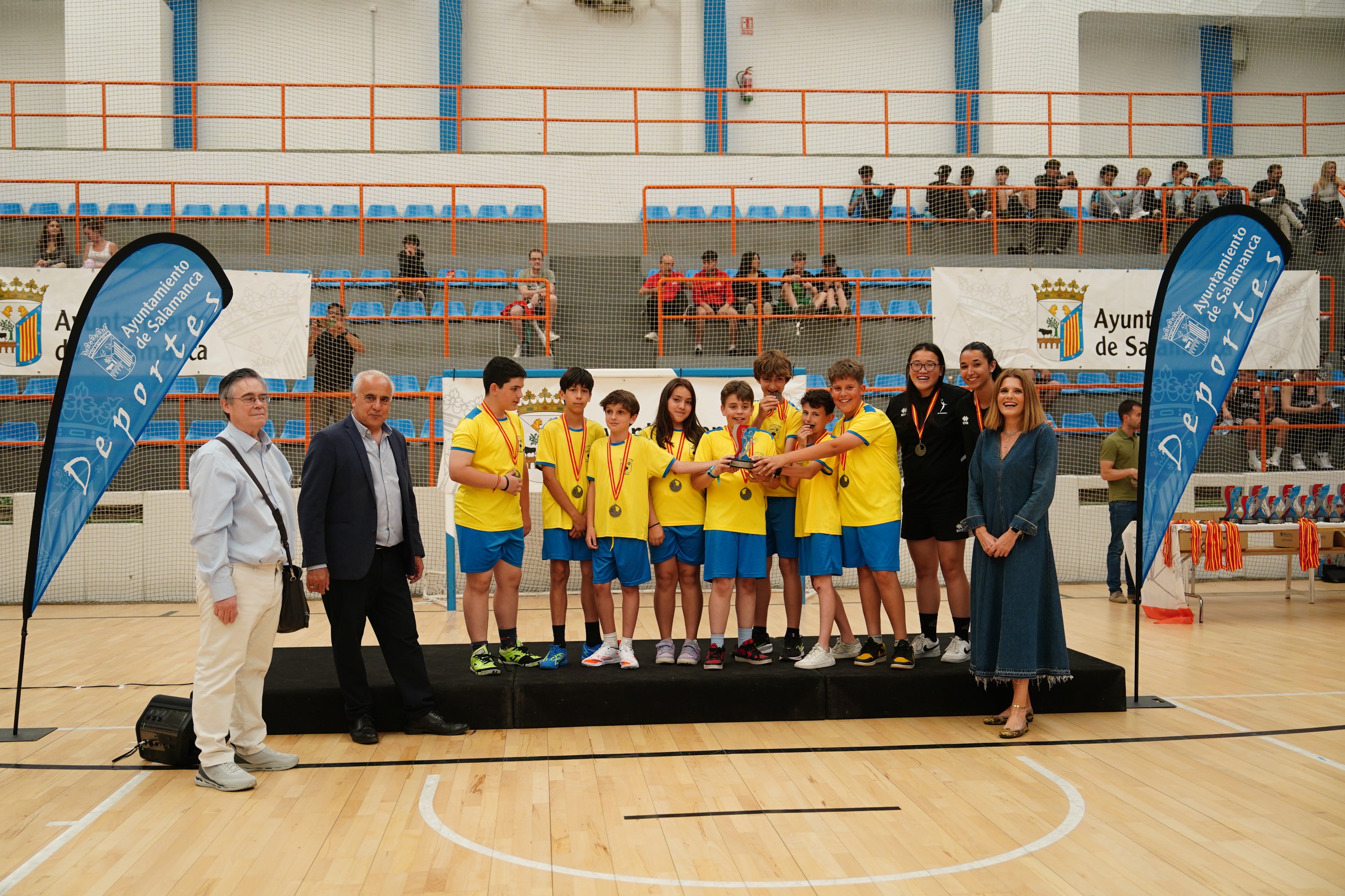 Entrega de trofeos y medallas a los mejores de los Juegos Escolares