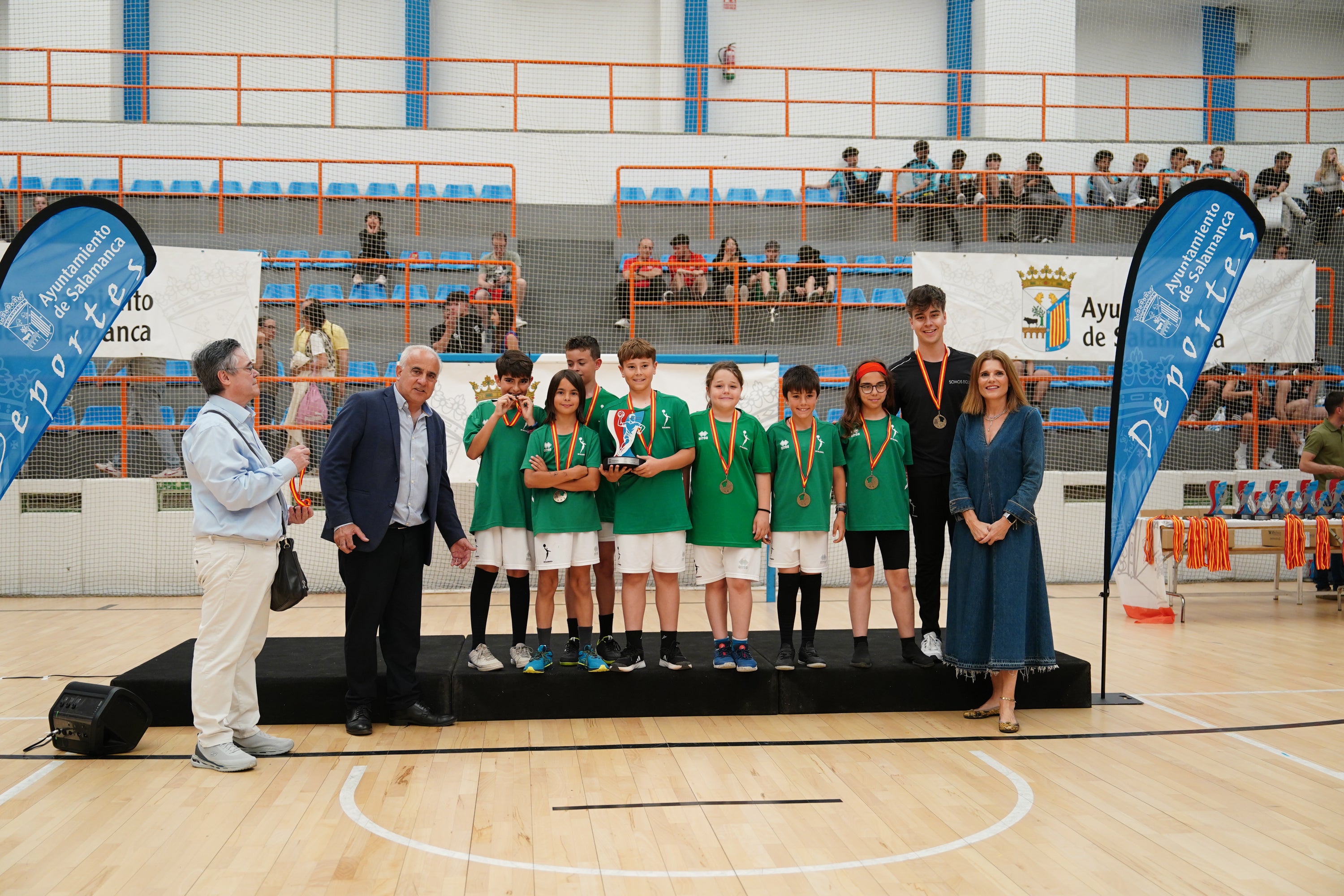 Entrega de trofeos y medallas a los mejores de los Juegos Escolares