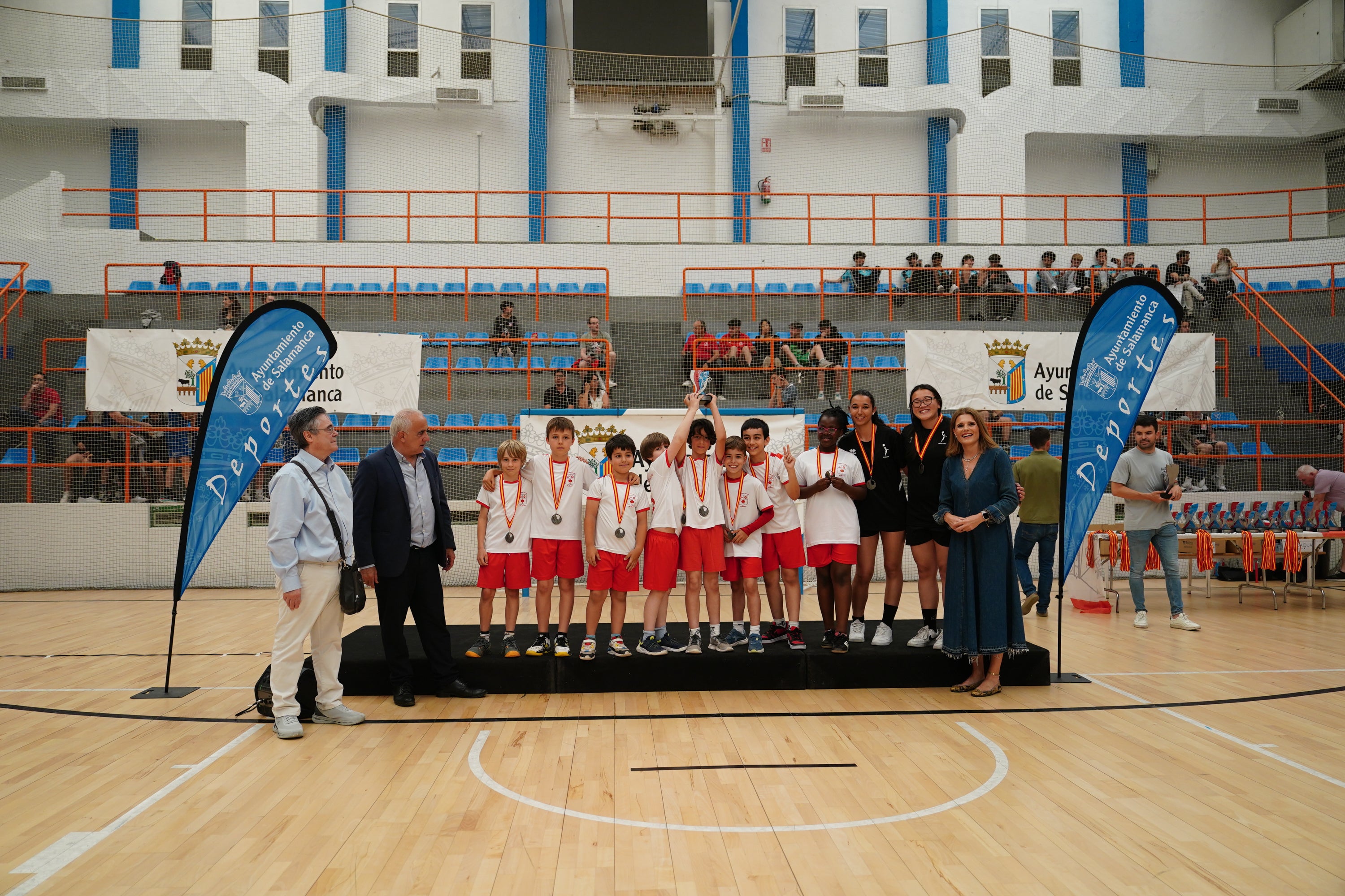 Entrega de trofeos y medallas a los mejores de los Juegos Escolares