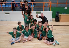 Imagen de uno de los equipos premiados, sobre el parquet de La Alamedilla.