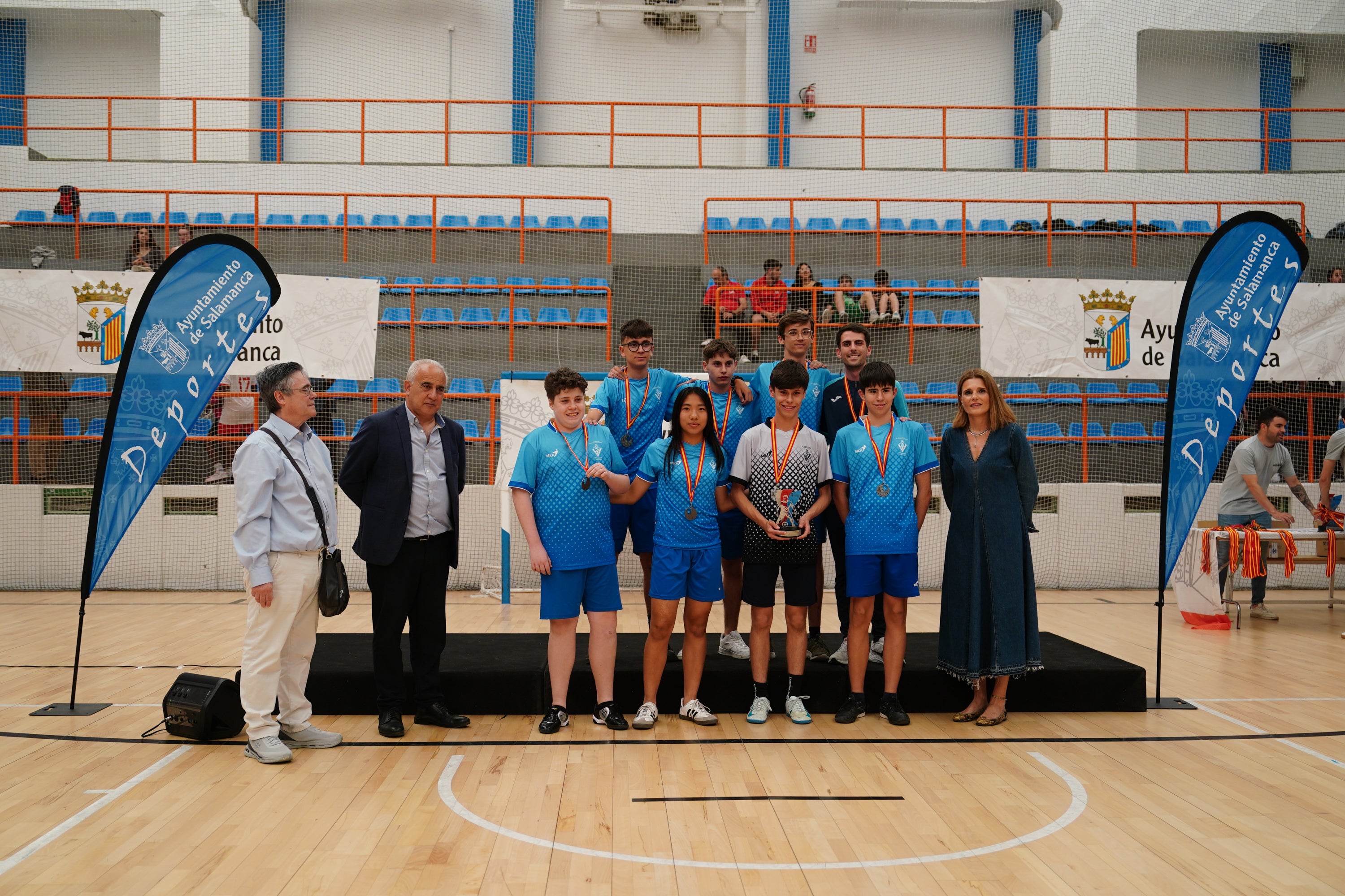 Entrega de trofeos y medallas a los mejores de los Juegos Escolares