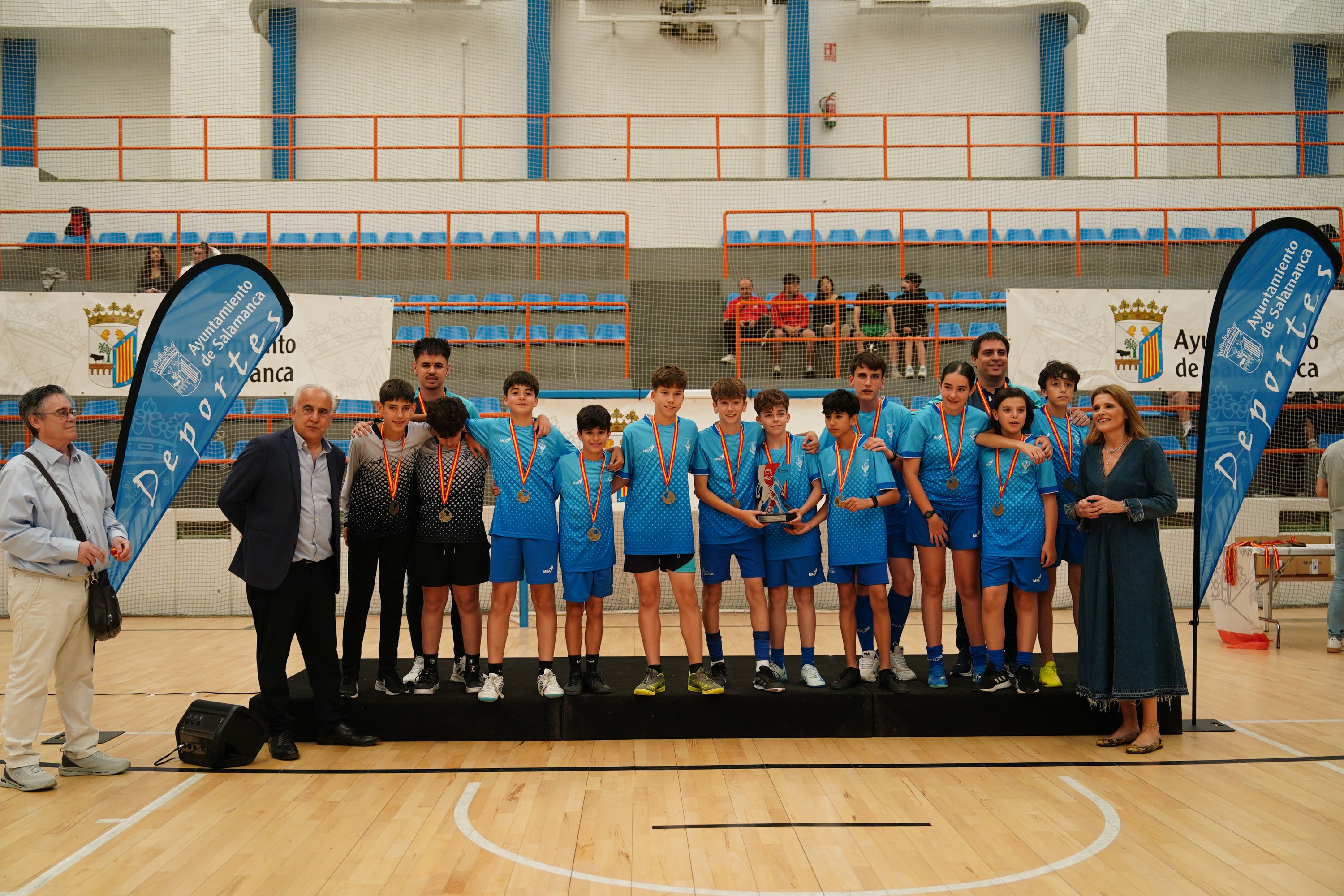 Entrega de trofeos y medallas a los mejores de los Juegos Escolares