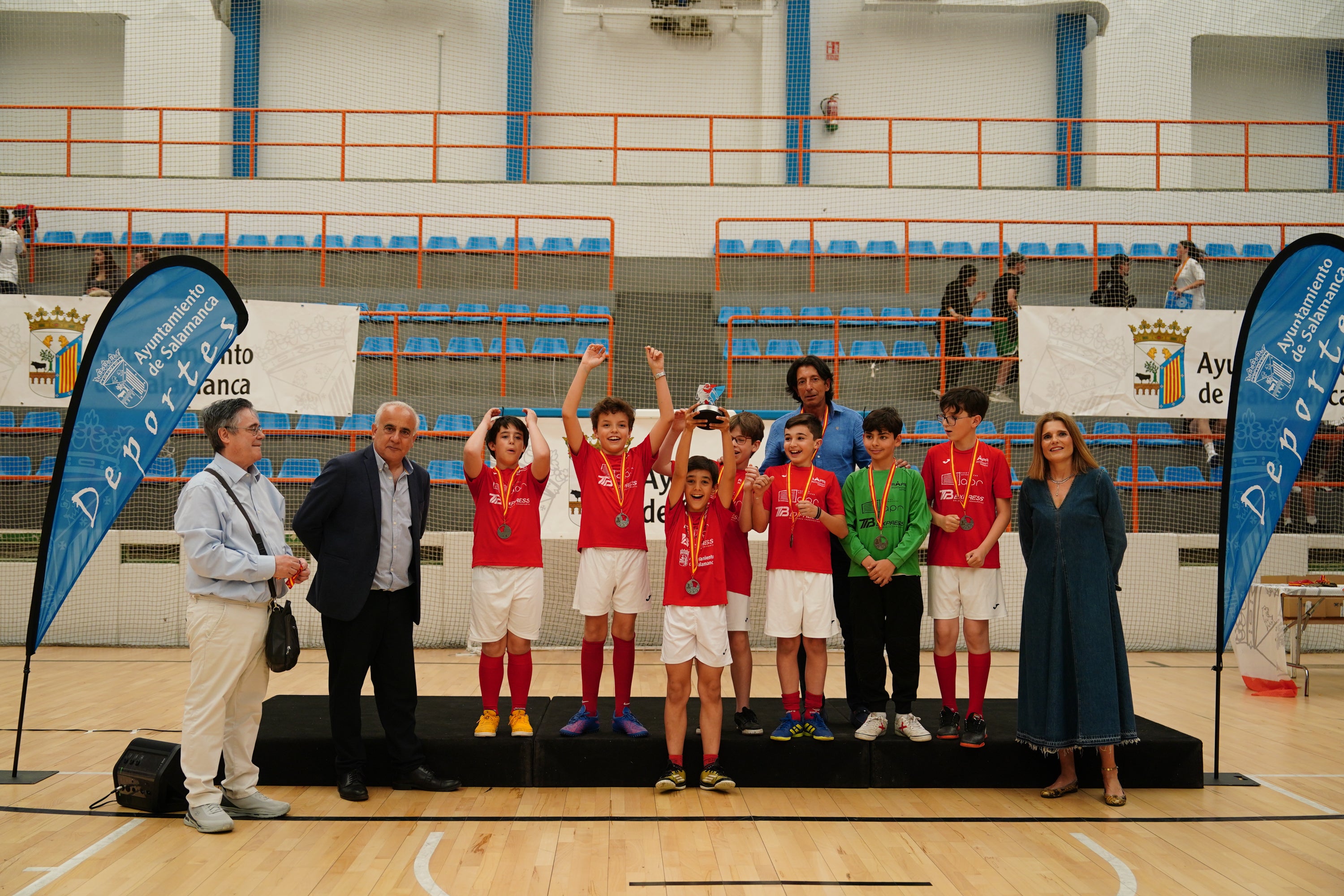 Entrega de trofeos y medallas a los mejores de los Juegos Escolares