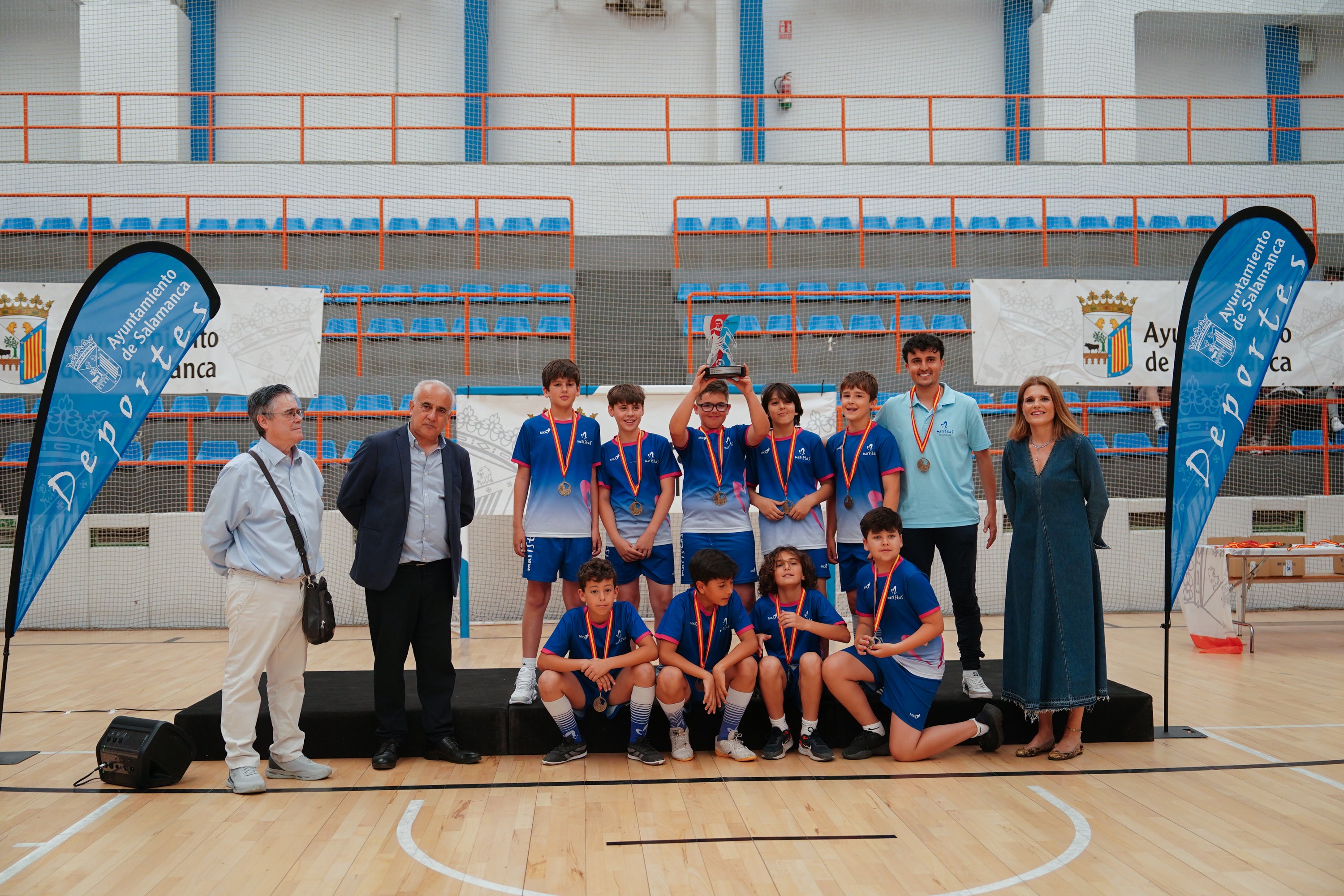 Entrega de trofeos y medallas a los mejores de los Juegos Escolares