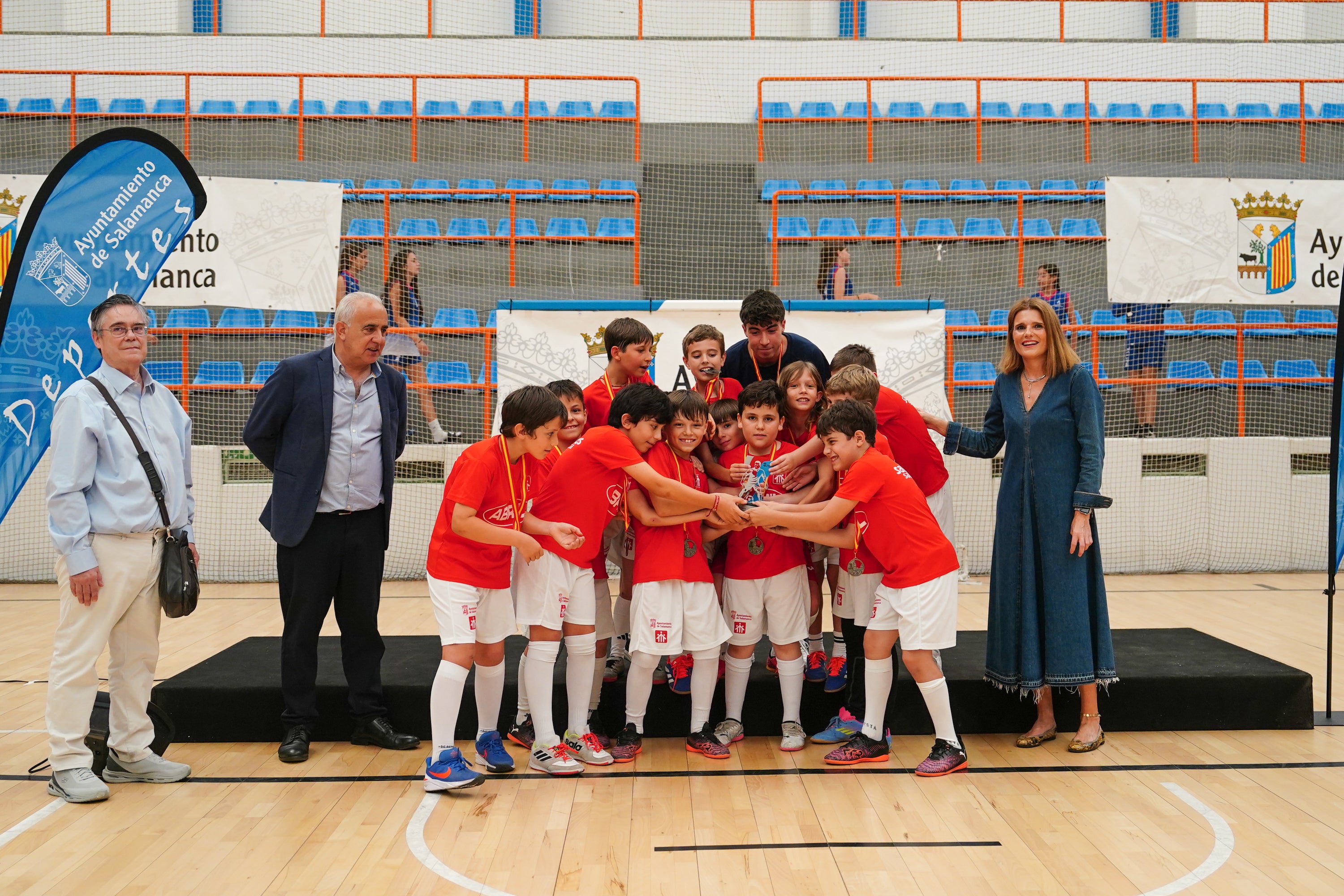 Entrega de trofeos y medallas a los mejores de los Juegos Escolares
