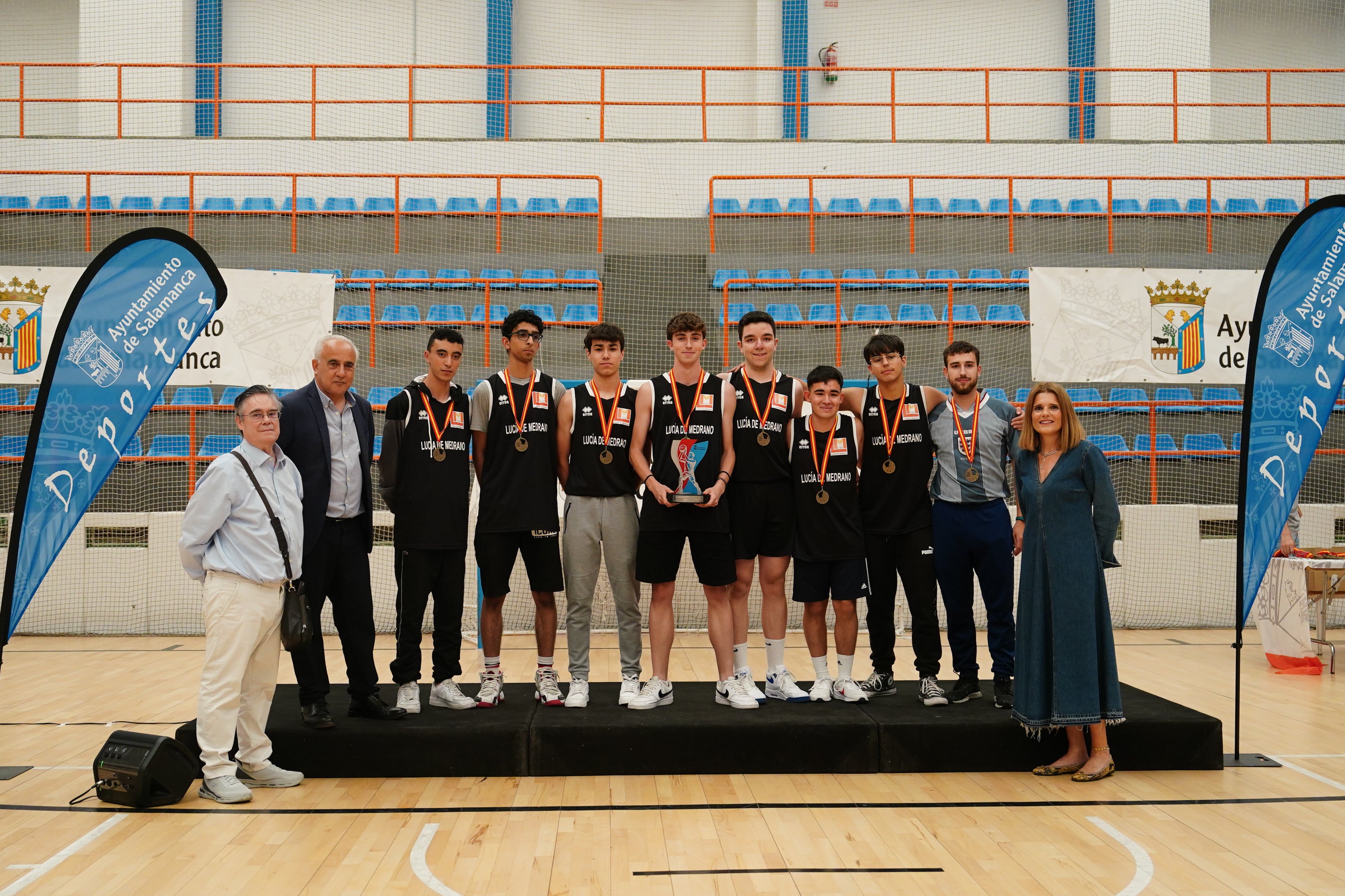 Entrega de trofeos y medallas a los mejores de los Juegos Escolares