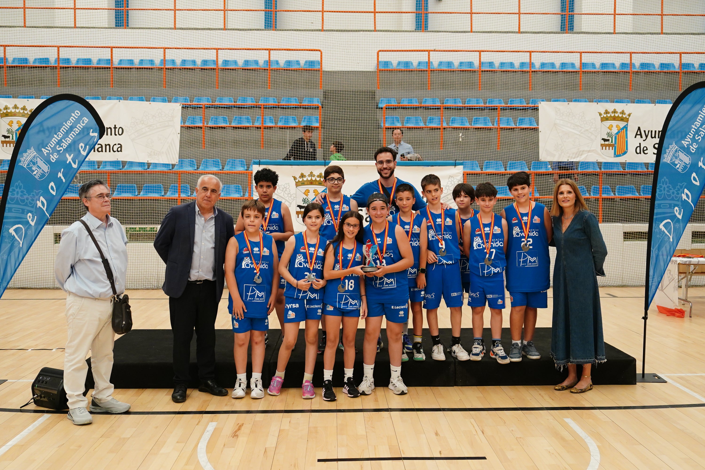 Entrega de trofeos y medallas a los mejores de los Juegos Escolares
