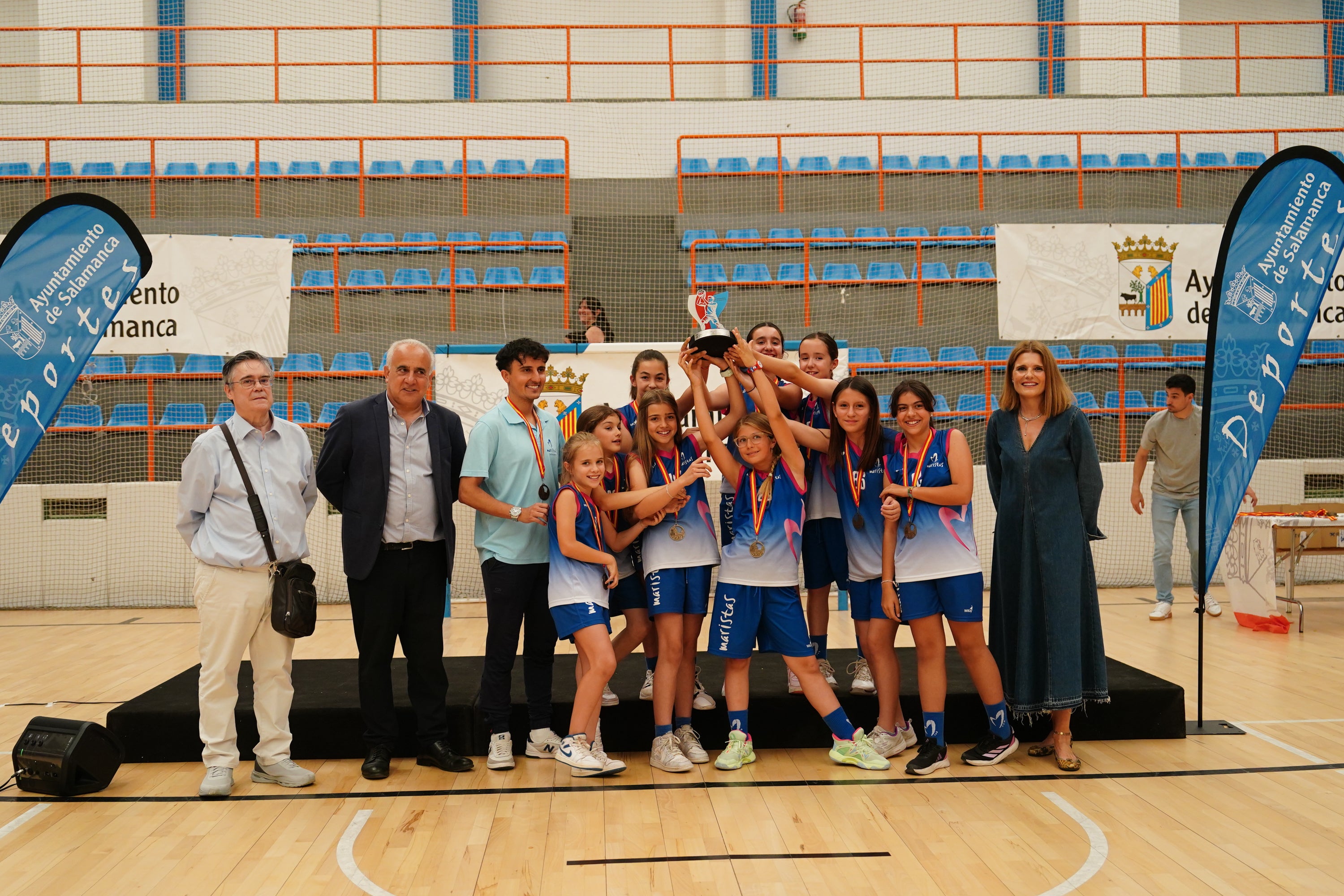 Entrega de trofeos y medallas a los mejores de los Juegos Escolares
