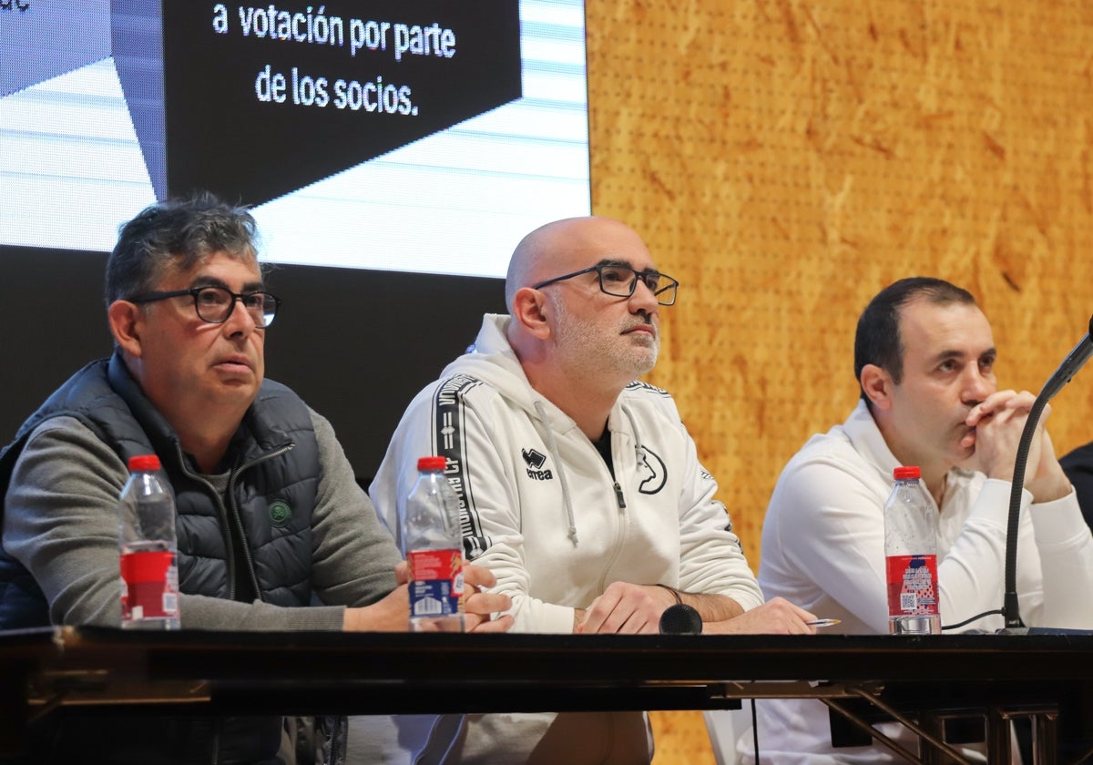 Directivos de Unionistas escuchando a un socio durante el turno de ruegos y preguntas en una asamblea del club.