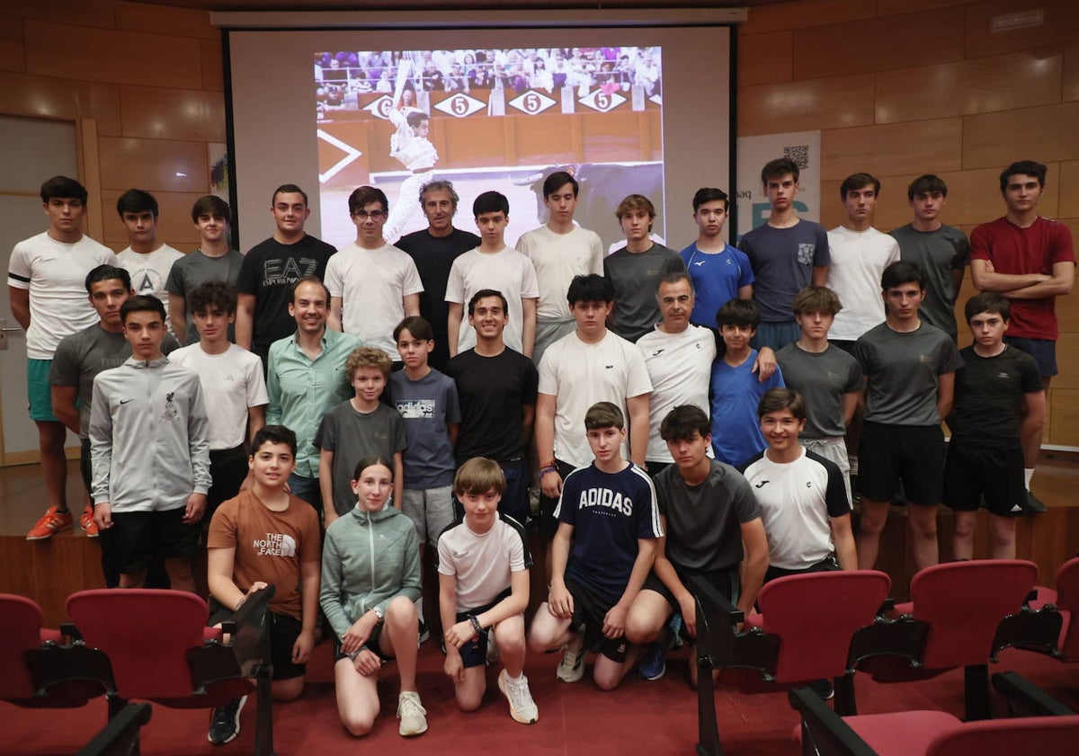 Imagen principal - Ismael Martín, en varios momentos con los alumnos de la Escuela taurina de Salamanca, en su visita al centro en el que se formó como torero en sus inicios.