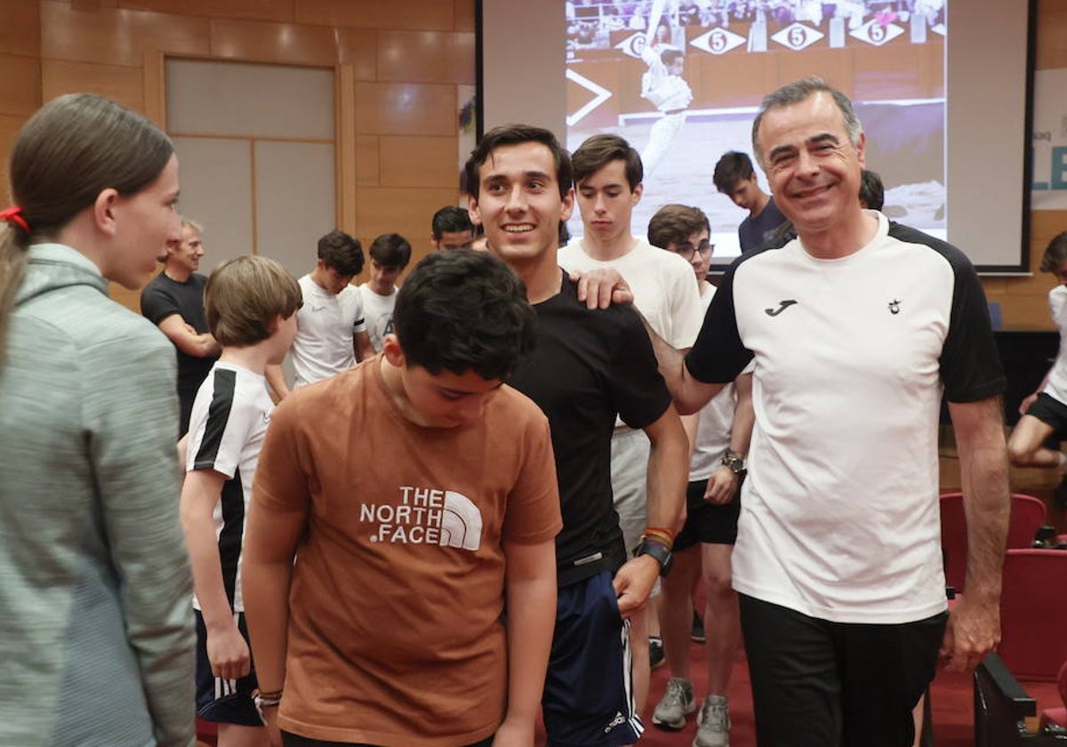 Ismael Martín, con José Ramón Martín y los alumnos de la Escuela taurina de Salamanca.