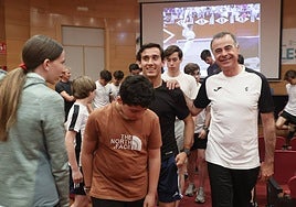 Ismael Martín, con José Ramón Martín y los alumnos de la Escuela taurina de Salamanca.