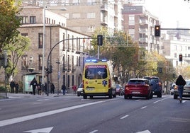 Una ambulancia se ha trasladado hasta el lugar de los hechos.