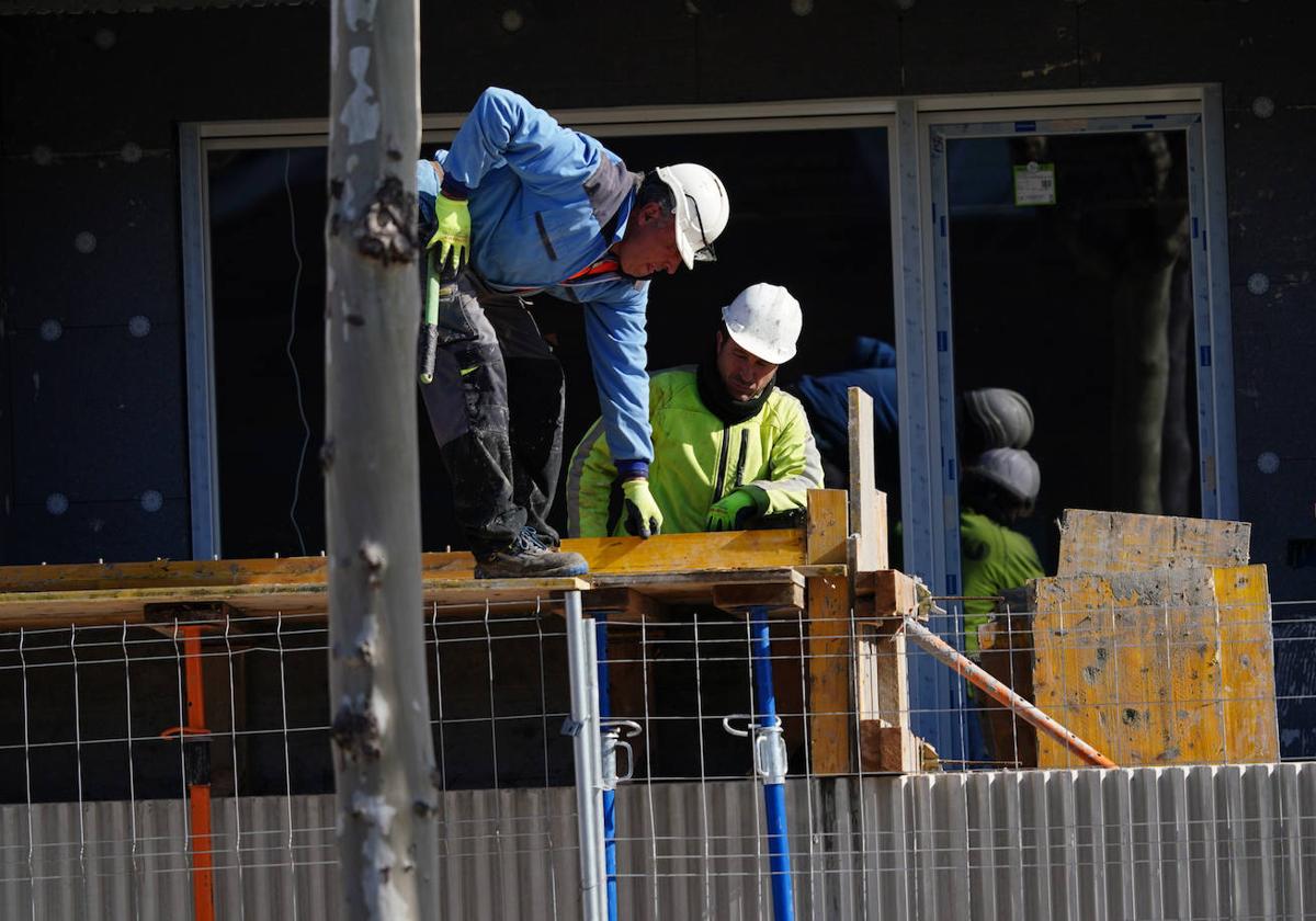 Dos trabajadores del sector de la construcción.