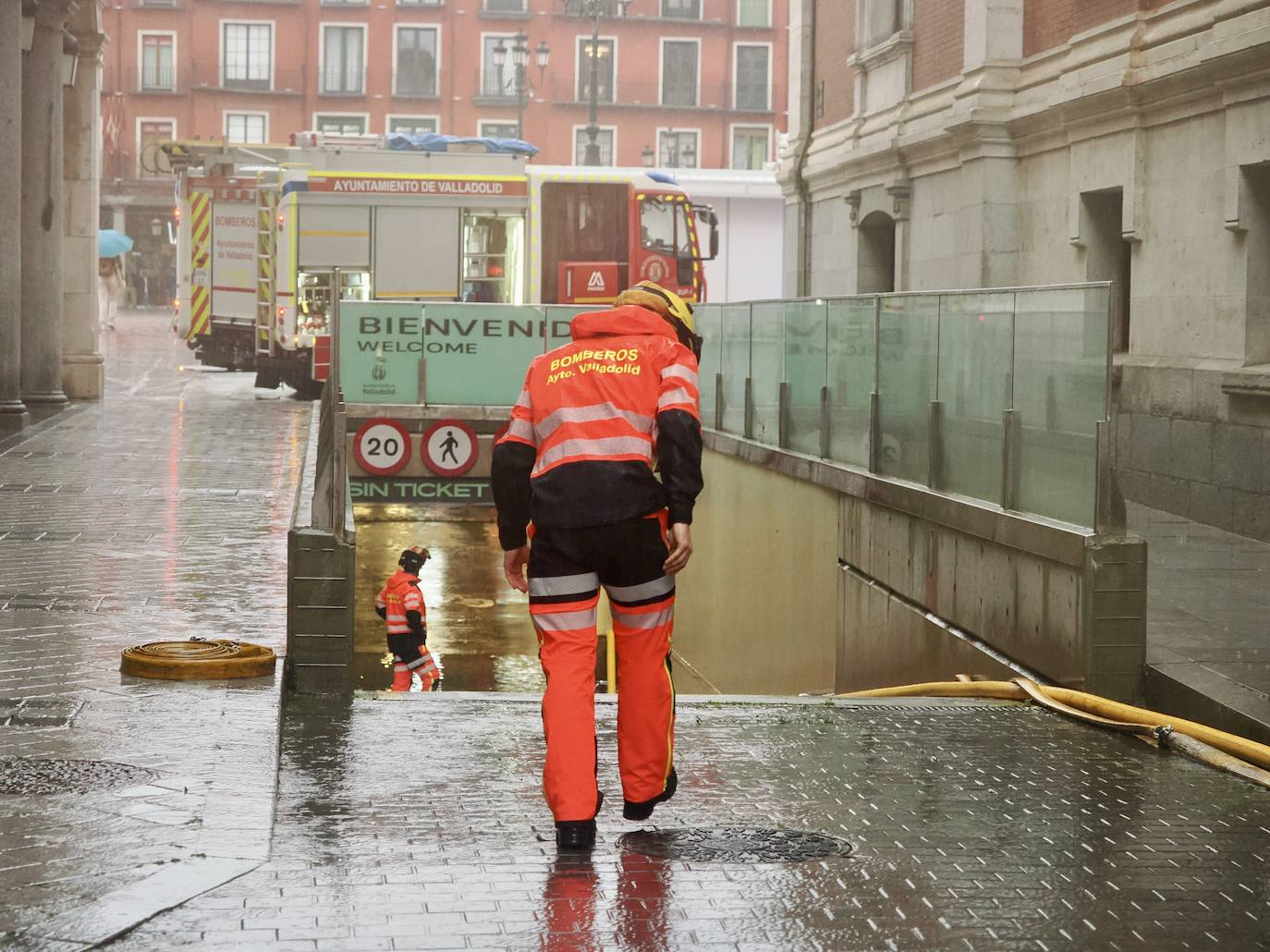 Calzadas levantadas, túneles cerrados y centros cívicos afectados: así fue la tromba de agua que asoló este martes a Valladolid