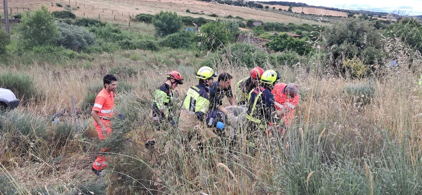 Los Bomberos de la Diputación de Salamanca trasladan al herido.