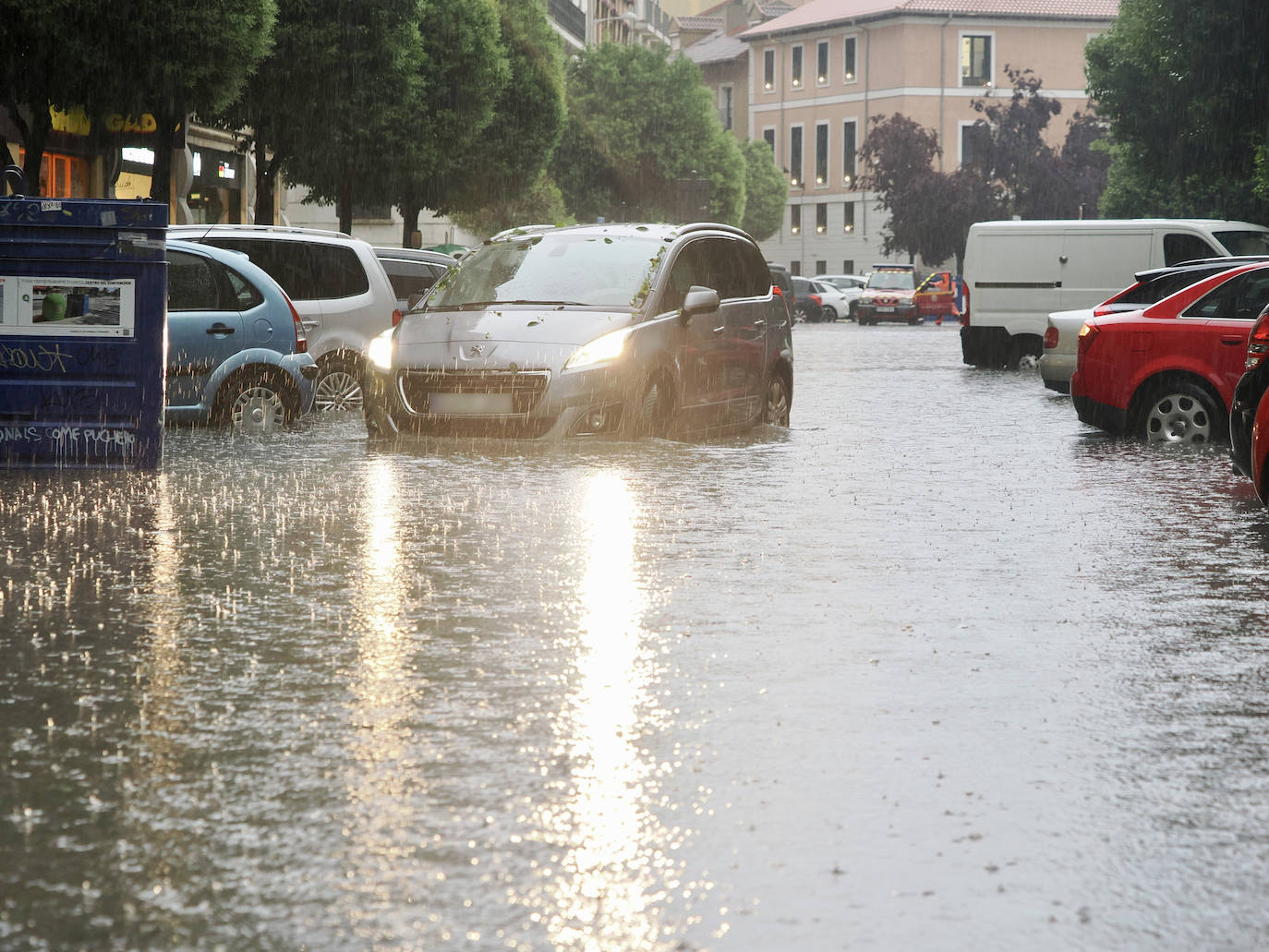 Calzadas levantadas, túneles cerrados y centros cívicos afectados: así fue la tromba de agua que asoló este martes a Valladolid