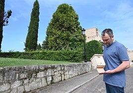 El edil Rubén Benito, con una de las cajas nido que se instalarán en Miróbriga.