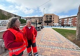 María Teresa Pérez, presidenta de Cruz Roja Peñaranda, (derecha) junto a otra voluntaria.