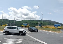 Imagen de sendos vehículos en la intersección con acceso al polígono industrial de Béjar.
