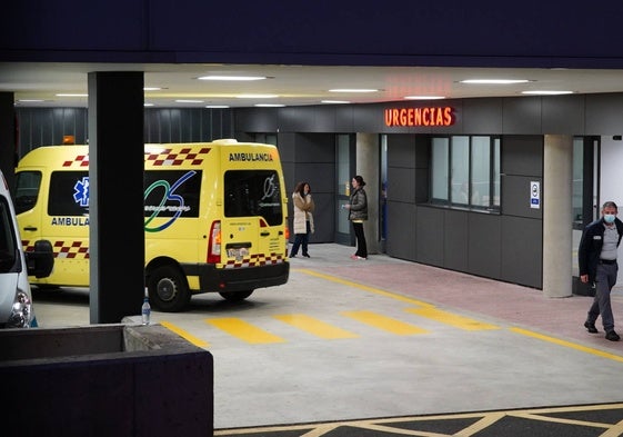El afectado ha sido trasladado al Hospital tras ser atendido en el lugar.