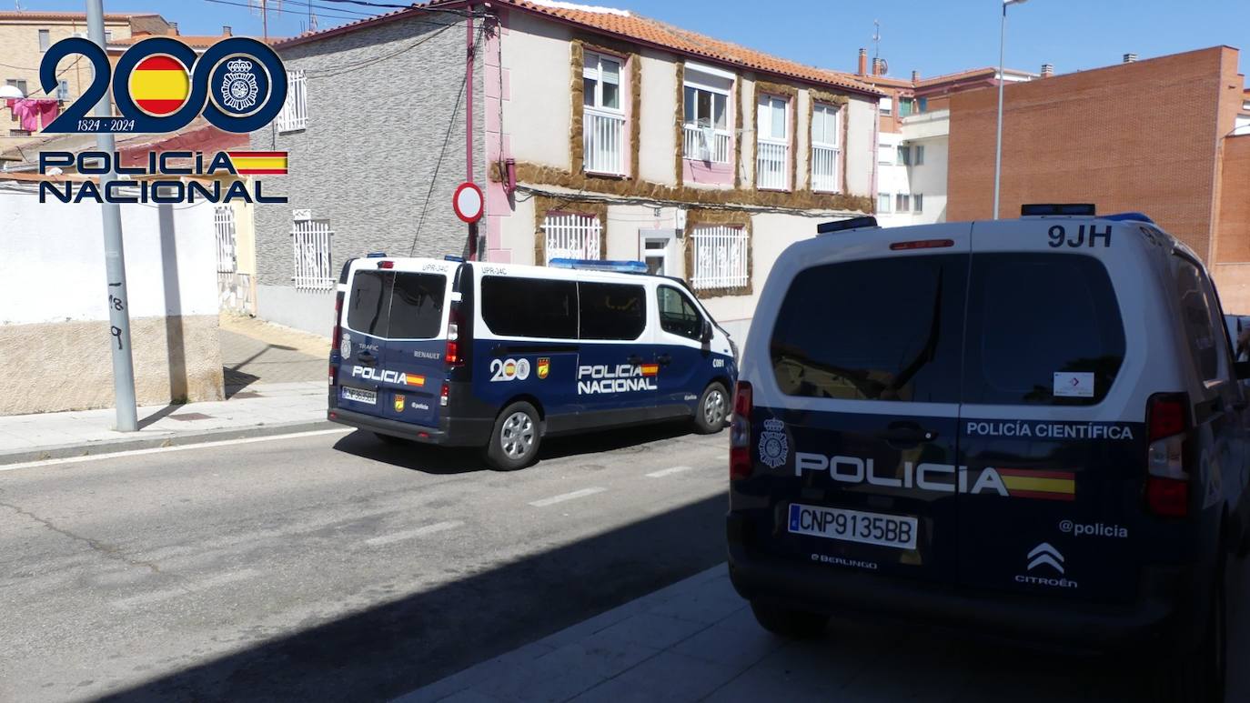 Dos furgones de la Policía Nacional, en una de las calles en las que se llevó a cabo la redada.