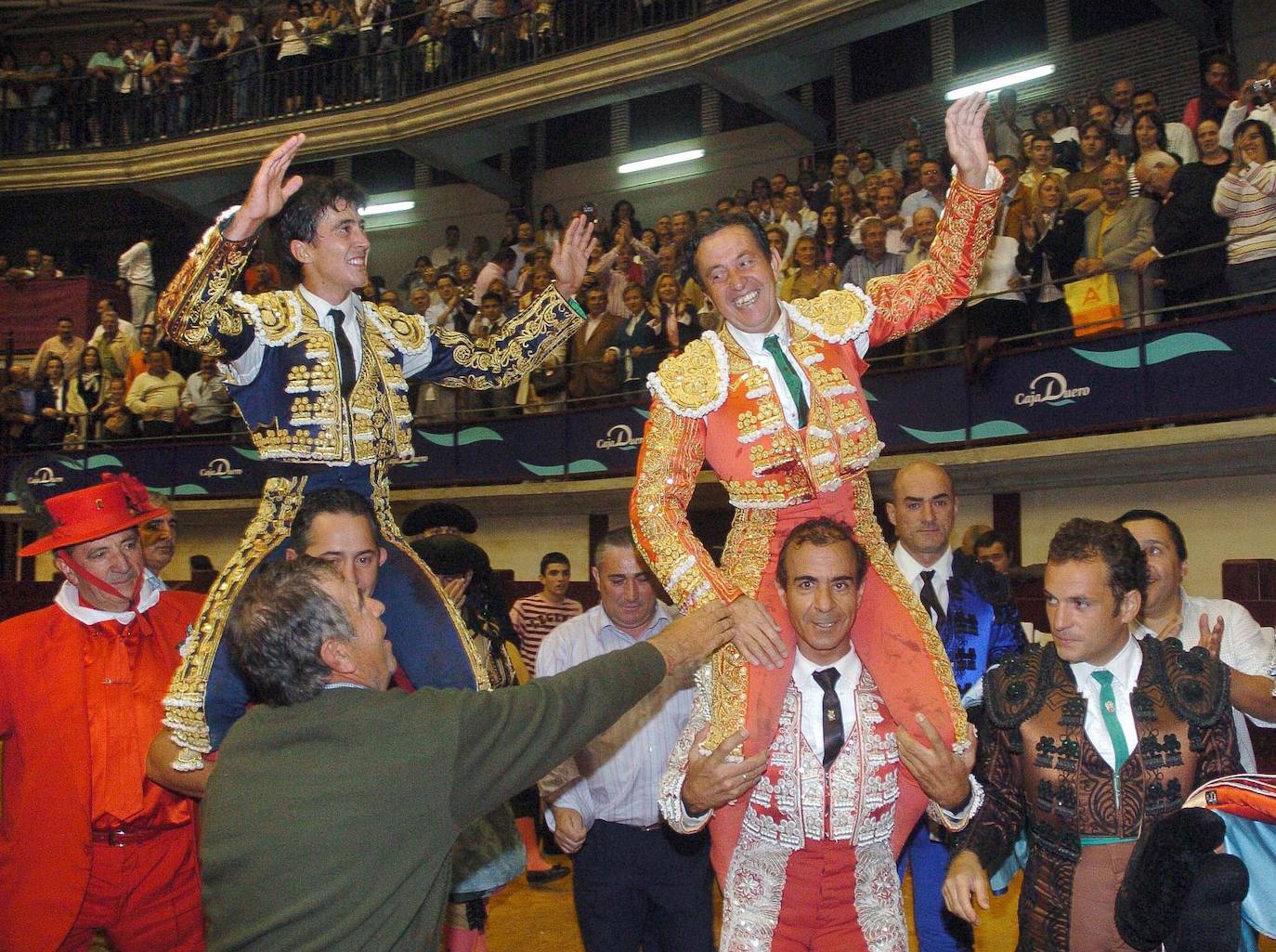 El 20 de octubre de 2007 tuvo lugar la reaparición de El Niño de la Capea con un festejo mano a mano con su hijo Pedro Gutiérrez Lorenzo, El Capea, en la Plaza de Toros de Alba de Tormes. Padre e hijo salieron a hombros en una jornada festiva inolvidable. 