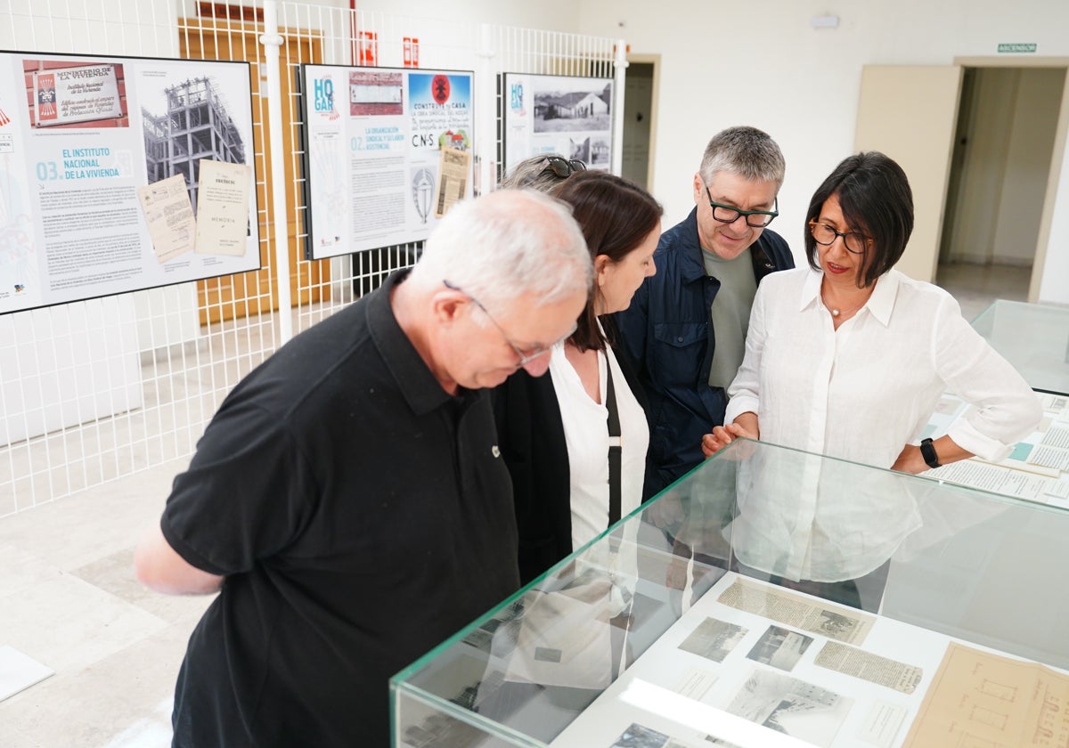 La directora del Archivo Provincial, Cristina Vicente, muestra algunos de los documentos de la muestra.