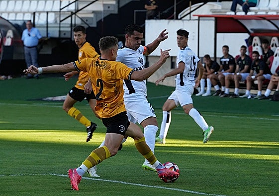 Dani Hernández, nuevo jugador del Salamanca UDS, en una pugna como Camus.