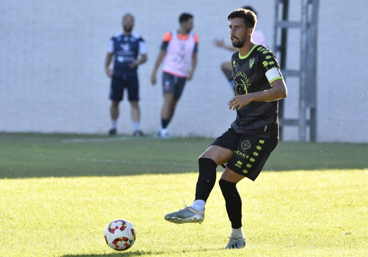 Álvaro Coque, con el brazalete de capitán del CD Guijuelo.