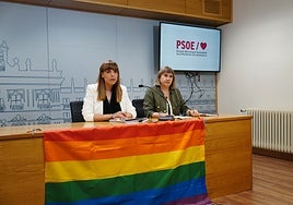 Las socialistas María Sánchez y María García presentan las mociones que llevarán al pleno de este viernes.