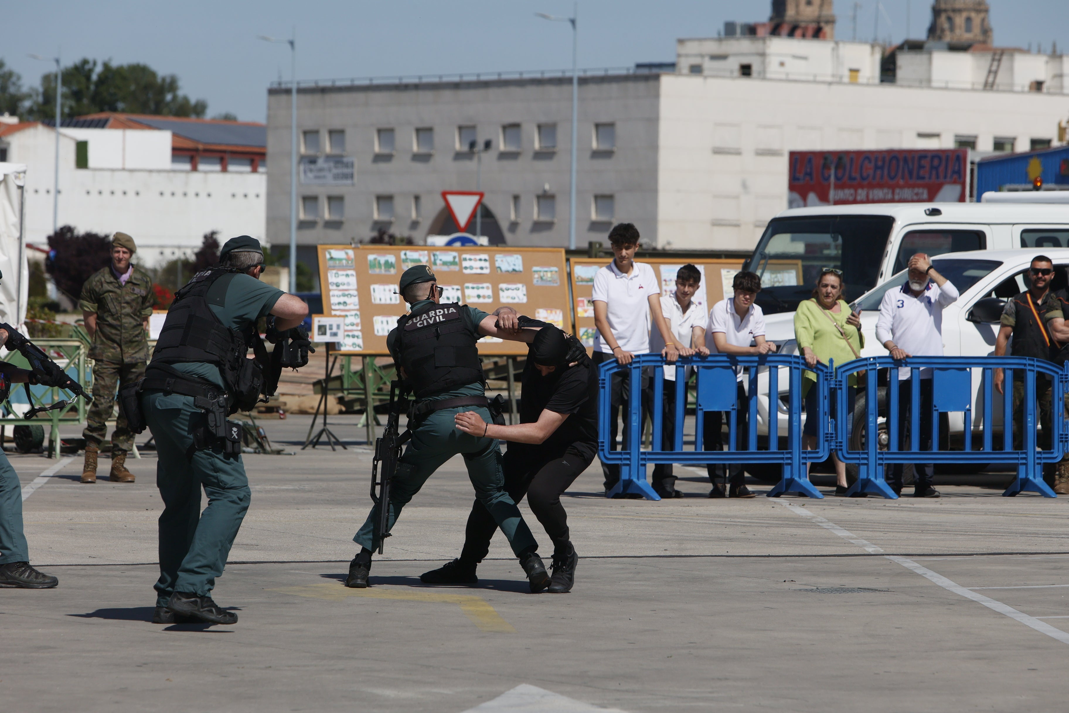 El día de las Fuerzas Armadas en el Centro Comercial El Tormes, en imágenes
