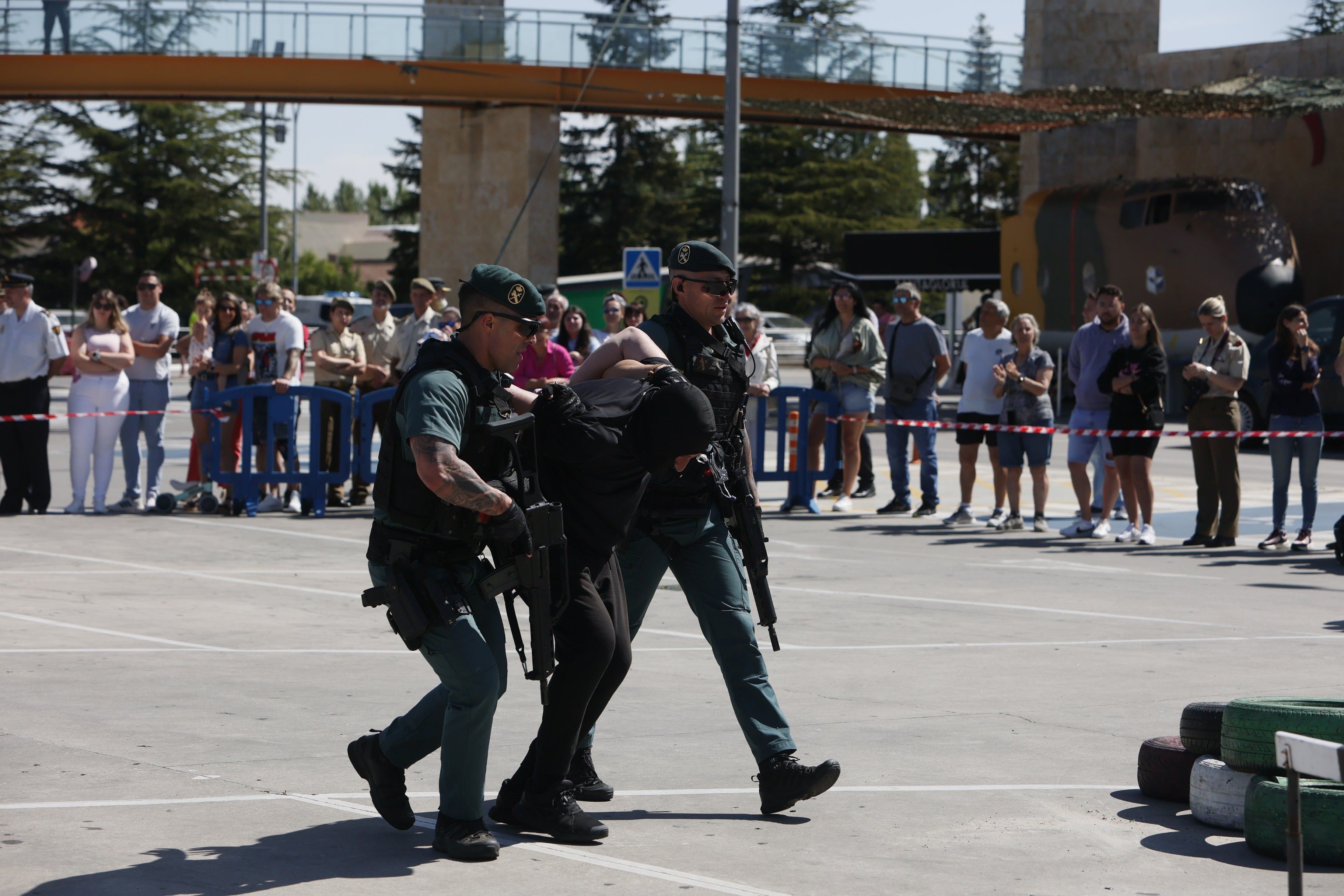 El día de las Fuerzas Armadas en el Centro Comercial El Tormes, en imágenes