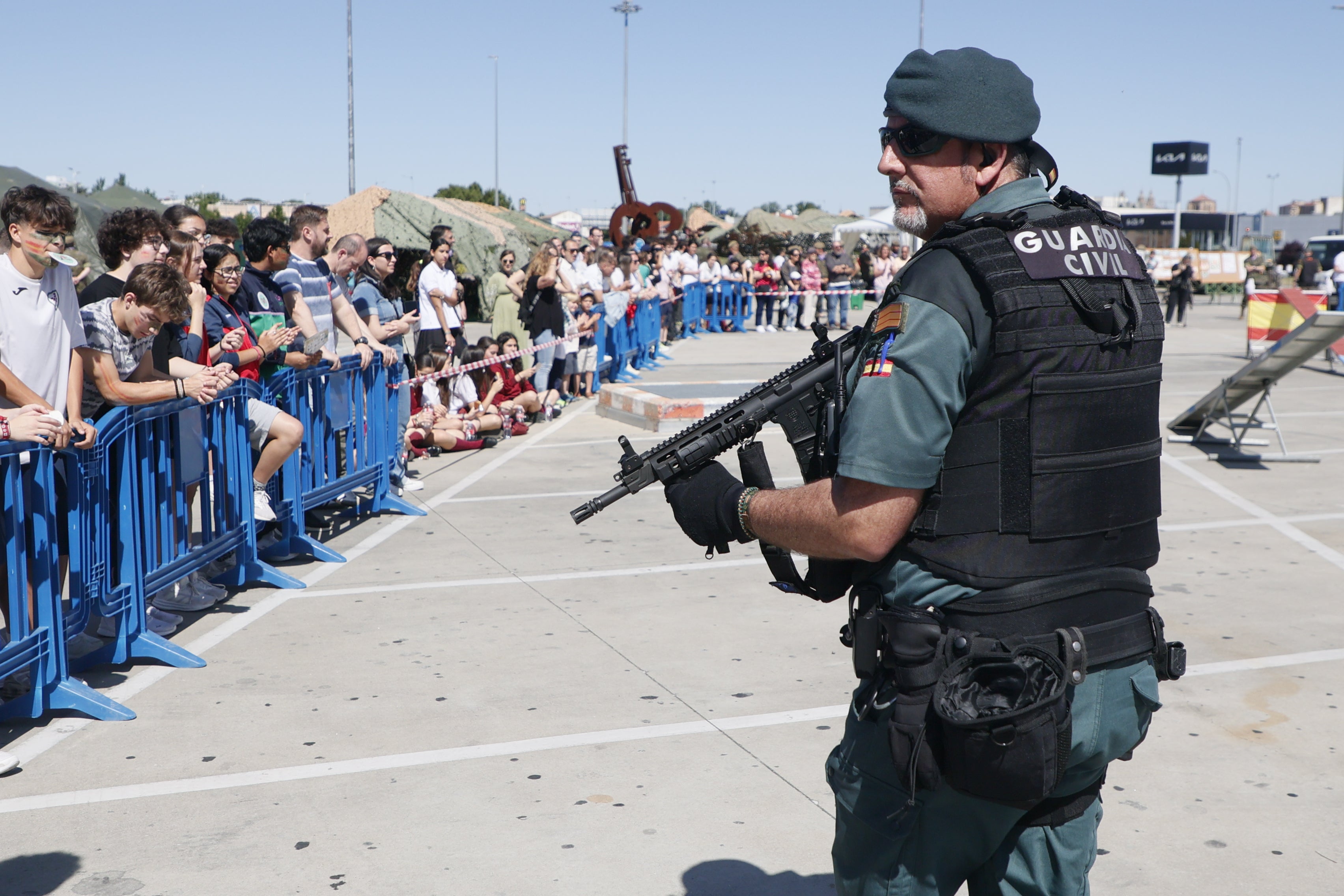 El día de las Fuerzas Armadas en el Centro Comercial El Tormes, en imágenes