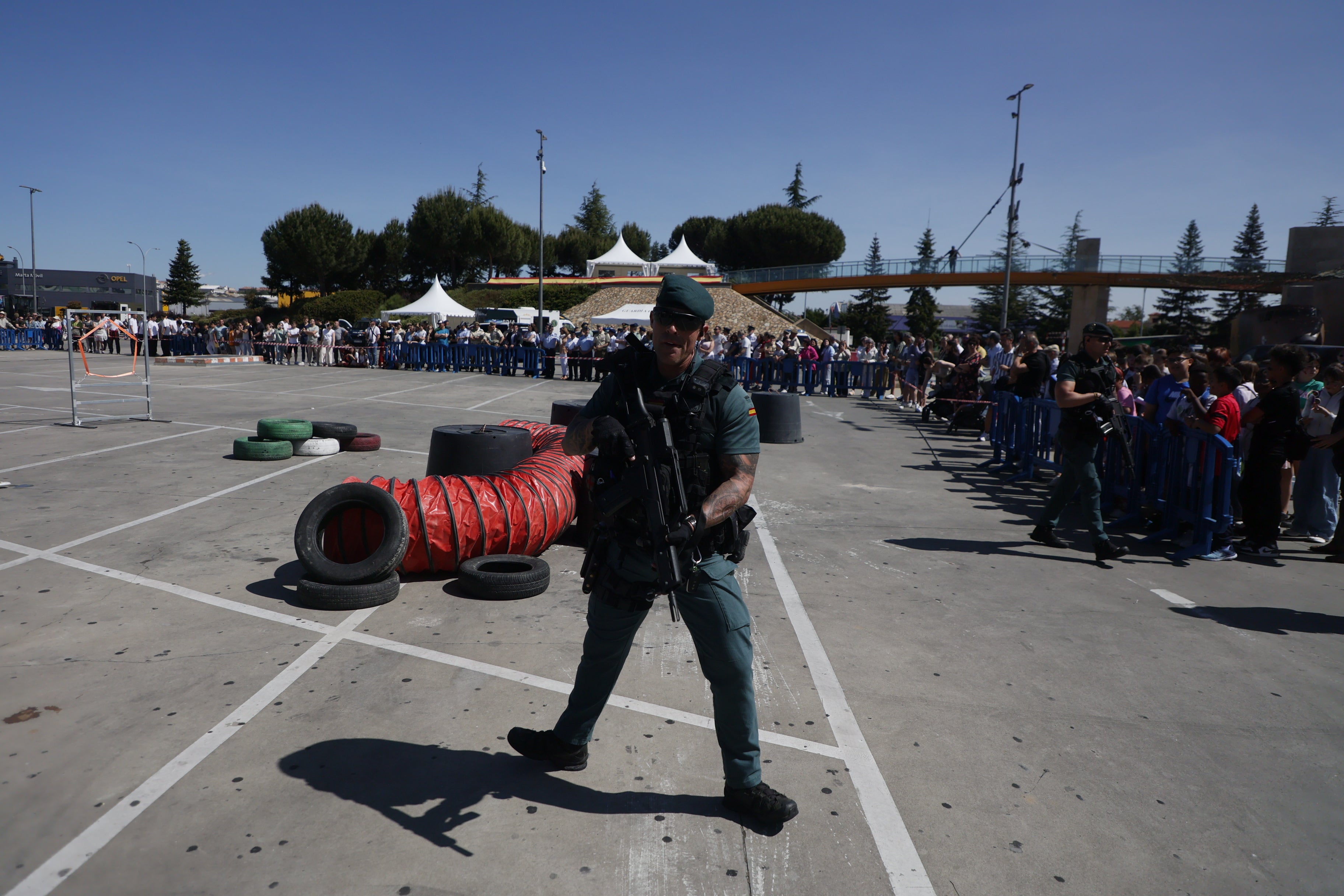 El día de las Fuerzas Armadas en el Centro Comercial El Tormes, en imágenes