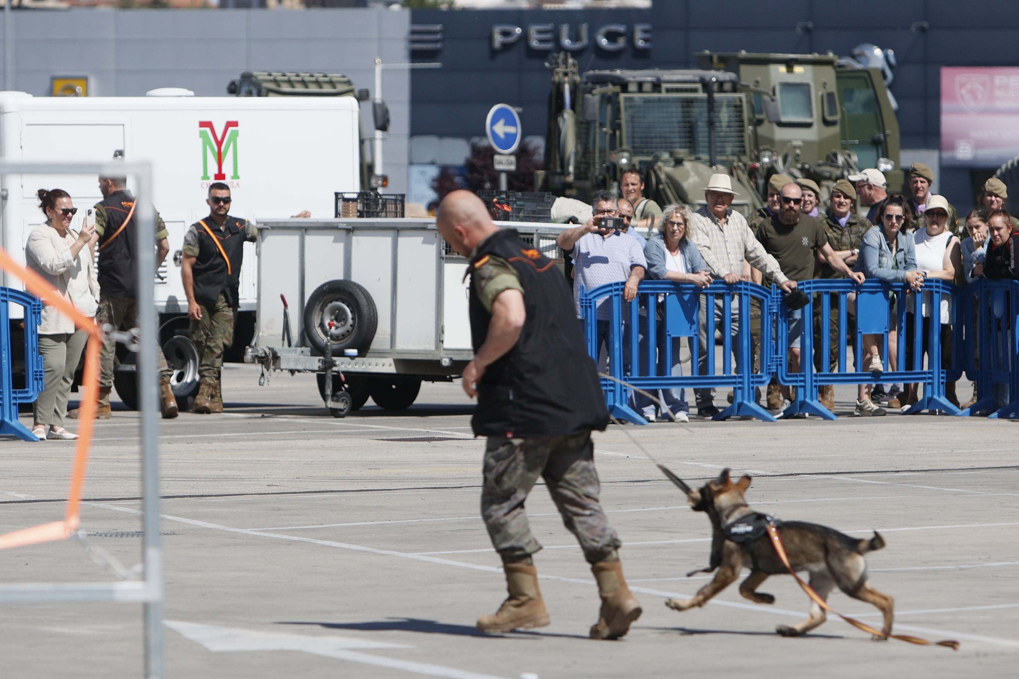 El día de las Fuerzas Armadas en el Centro Comercial El Tormes, en imágenes