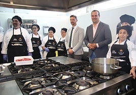 El gerente regional del Servicio Público de Empleo, Jesús Blanco, el alcalde, David Mingo, y los alumnos.