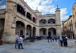Turistas en la Plaza Mayor de Ciudad Rodrigo.