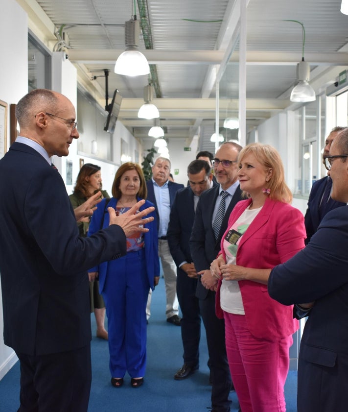 Imagen secundaria 2 - La consejera de Industria, Comercio y Empleo en Aldeatejada: «Es un polo tecnológico de referencia nacional con gran impacto económico y más de 2.800 empleos»