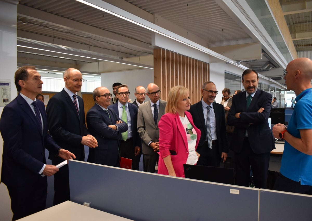 Imagen secundaria 1 - La consejera de Industria, Comercio y Empleo en Aldeatejada: «Es un polo tecnológico de referencia nacional con gran impacto económico y más de 2.800 empleos»