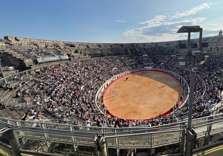 Panorámica del interior del anfiteatro romano de Nimes en la corrida camarguesa que abrió la feria.
