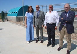 Pilar Sánchez, Javier Iglesias, Ciriaco Tardáguila y José Manuel Jiménez en la nueva depuradora de Matilla.