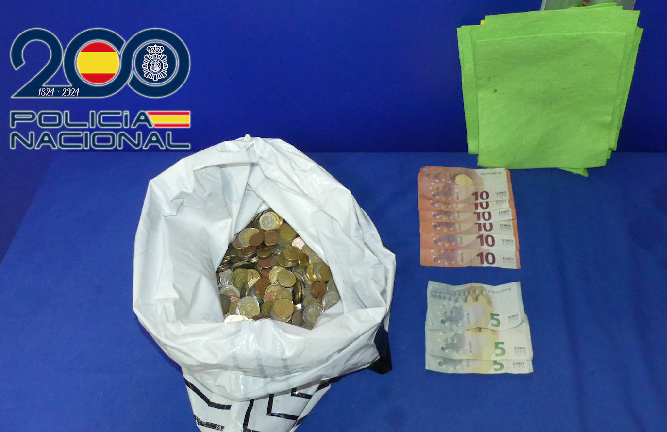 Detenido un hombre por robo con fuerza: se llevó los cajones con billetes y monedas de una máquina de una cafetería