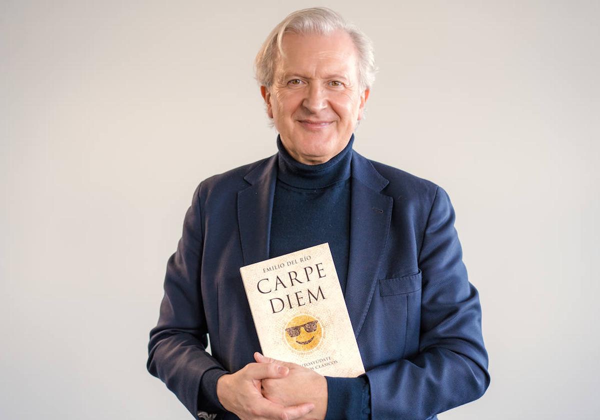 Emilio del Rio posa con su libro 'Carpe Diem'.