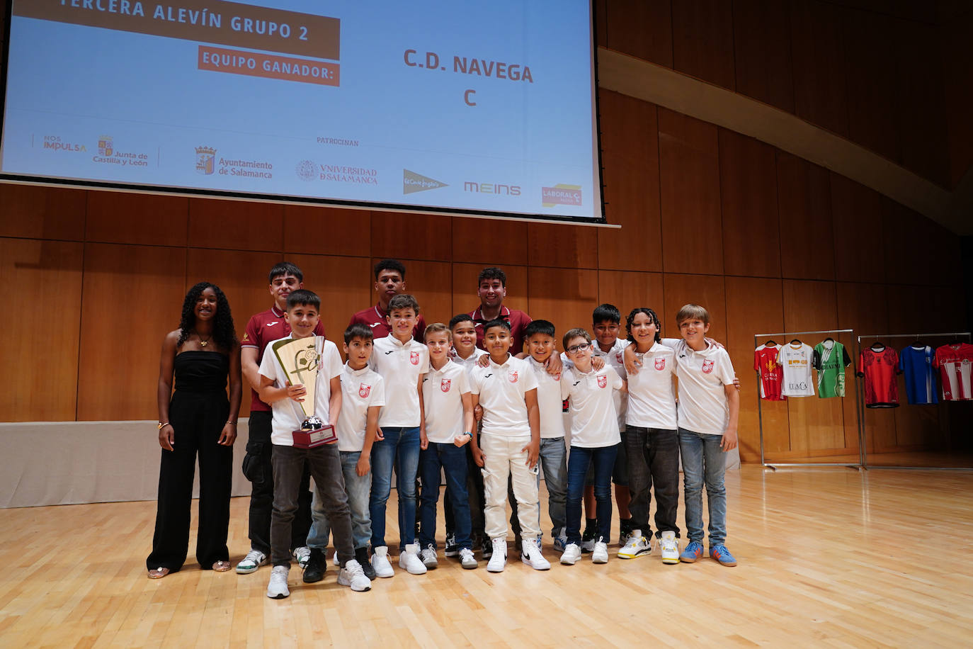 El Navega C recibe el trofeo de manos de Noa Mañe, jugadora de la selección de Castilla y León.