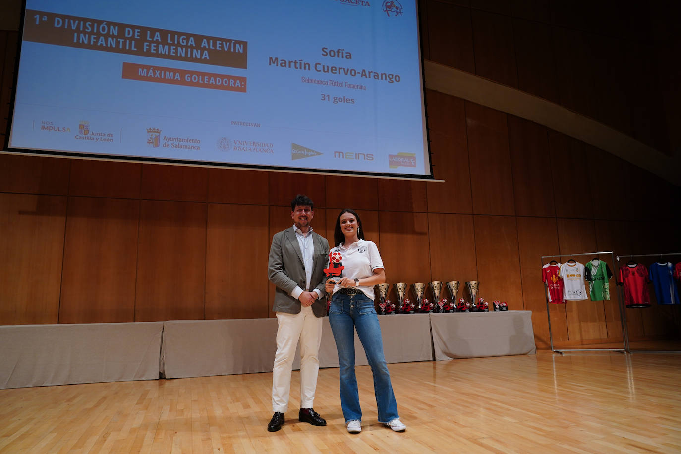 Sofía Martín Cuervo-Arango, del Salamanca Fútbol Femenino, recibe el trofeo de manos de Iván Ramajo, redactor de Deportes de LA GACETA.