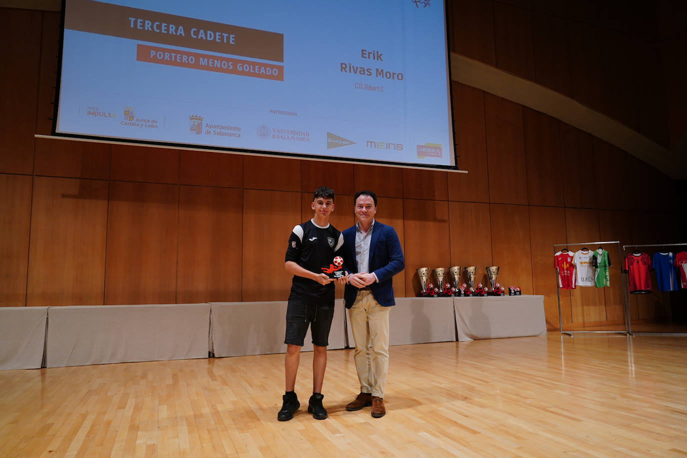 Erik Rivas Moro, del Ribert C, recibe el trofeo de manos de Pedro Martínez Córdoba, concejal de Promoción Económica, Comercio, Mercados y Juventud del Ayuntamiento de Salamanca.