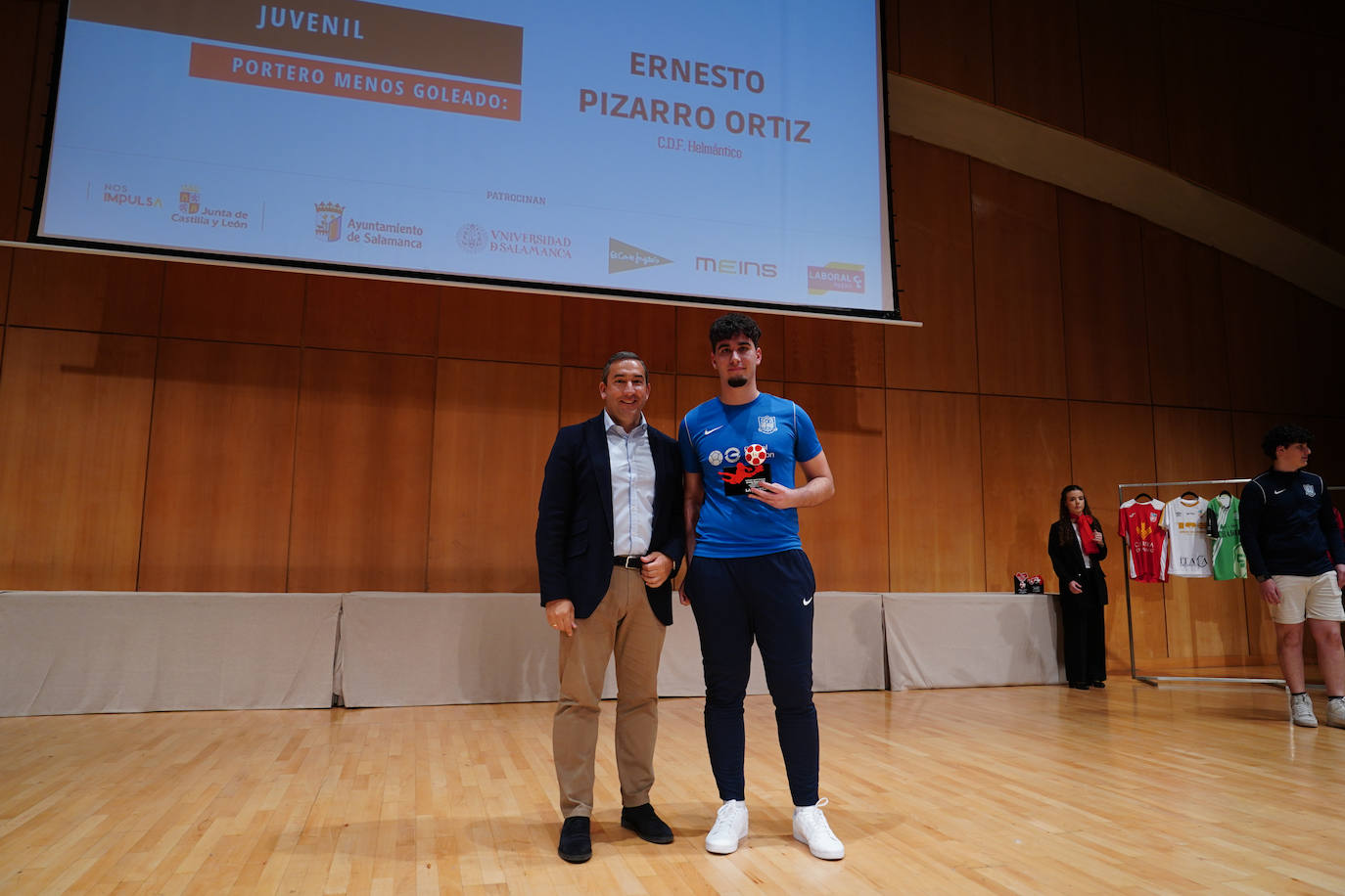 Ernesto Pizarro Ortiz, del CDF Helmántico, recibe el trofeo de manos de Eloy Ruiz Marcos, delegado territorial de la Junta de Castilla y León.